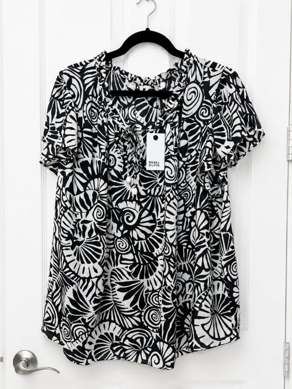 NWT Rose + Olive Y2K Women’s 1X Black White Floral Blouse Resort Artsy Boho